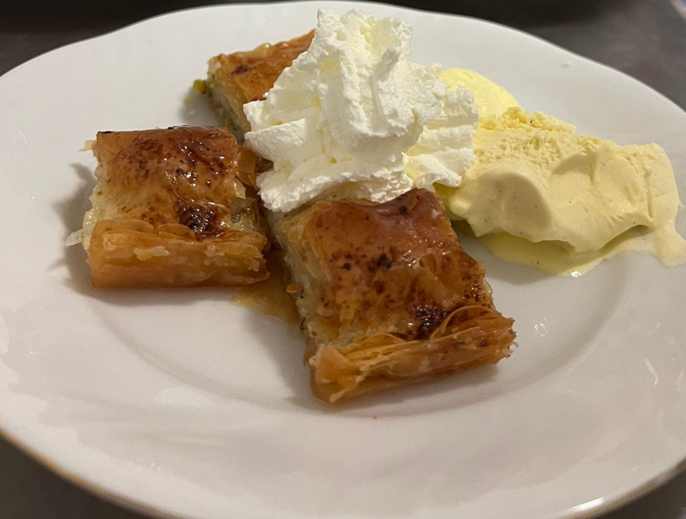 Nachspeise Baklava mit Vanilleeis und Schlagsahne