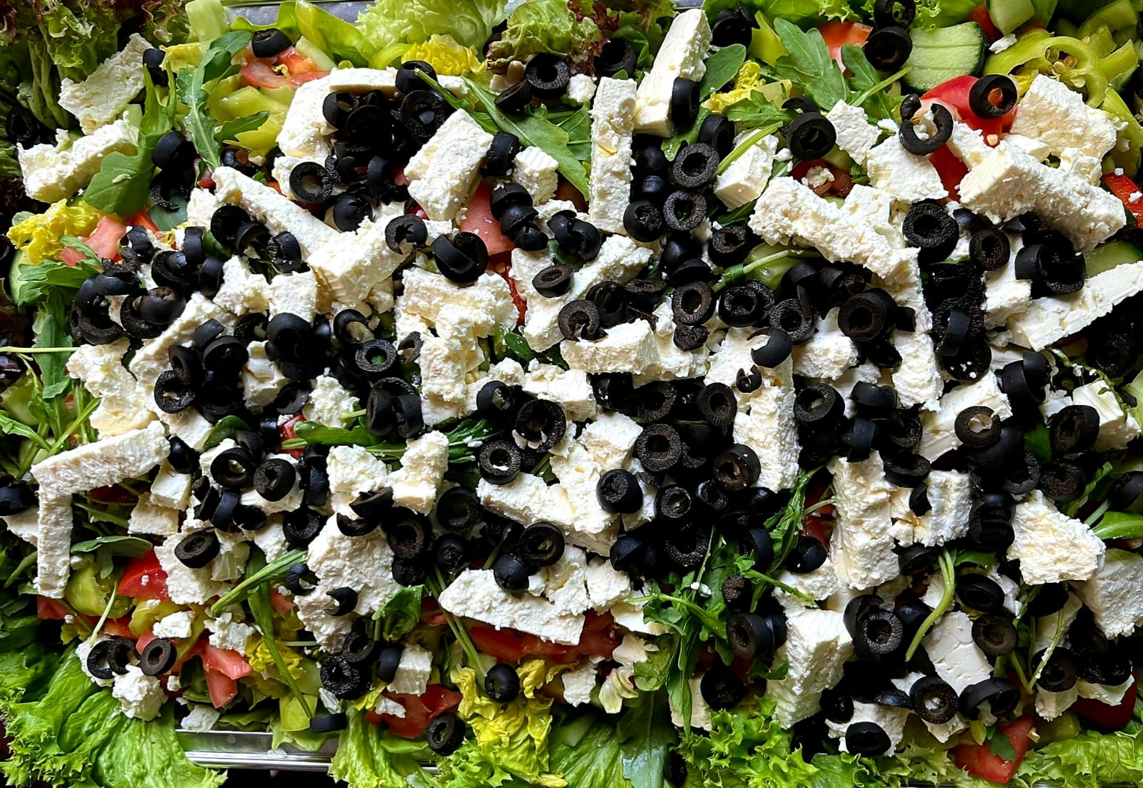 Bauernsalat mit Weichkäse und Oliven